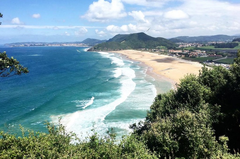 Playa de Berria, un paraíso natural para los amantes del surf