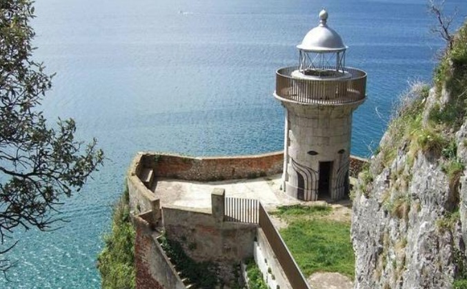 Formas de visitar el Faro del Caballo de Santoña en barco