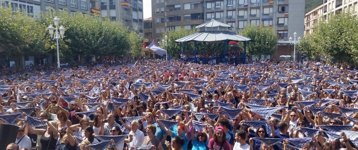 Multitud en la ciudad de Santoña