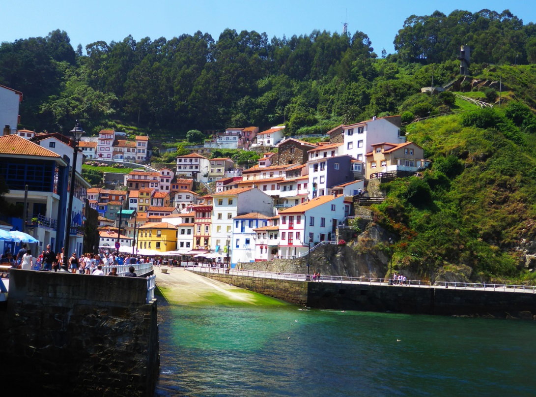 El pequeño puerto de Comillas