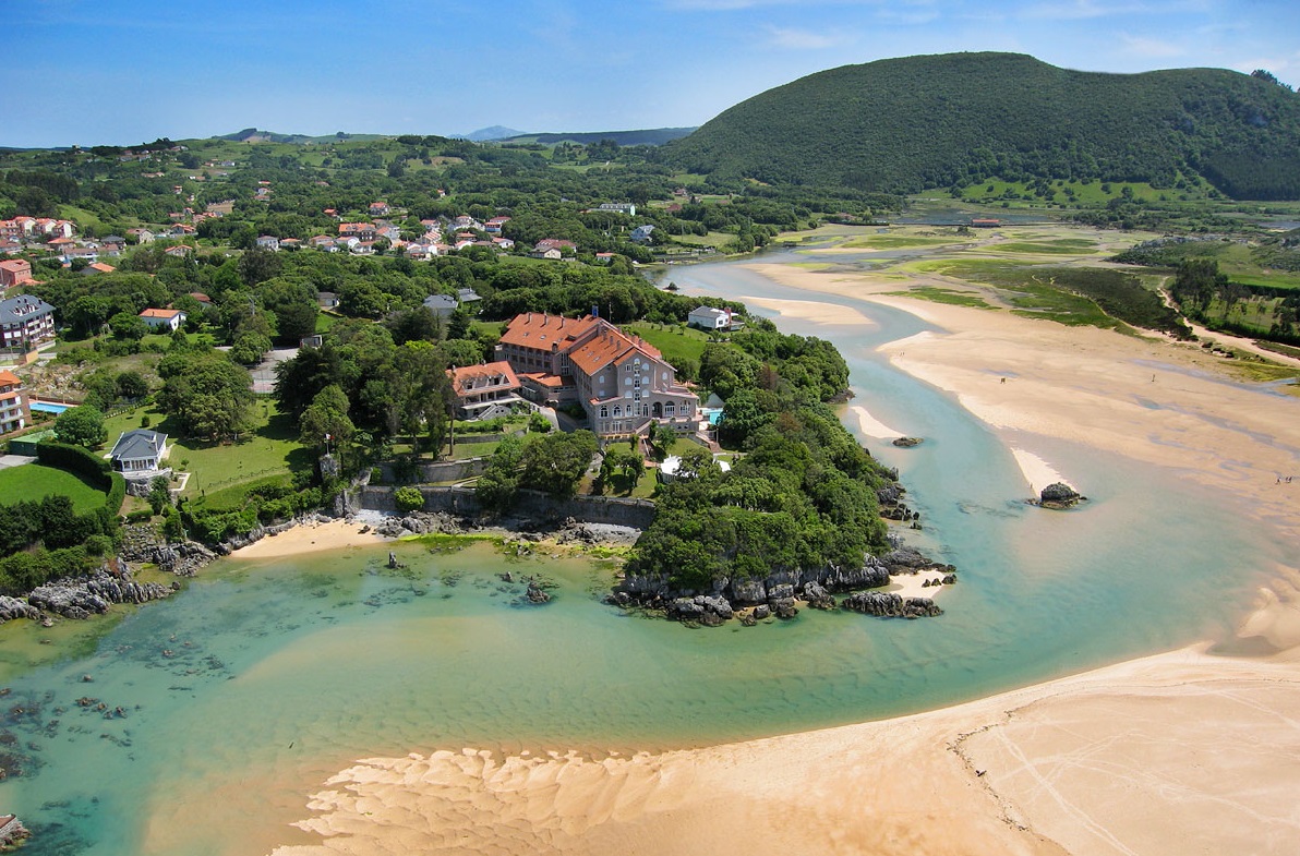 El pueblo de Isla, en la costa de Cantabria